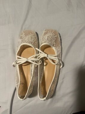 Lace Bow Ballet Flats in White/Cream